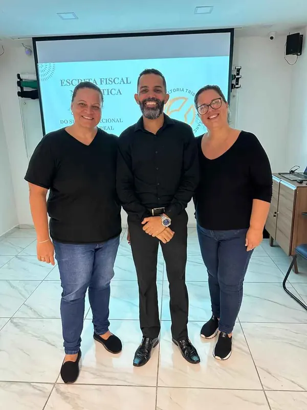 João Batista com participantes do treinamento de escrita fiscal