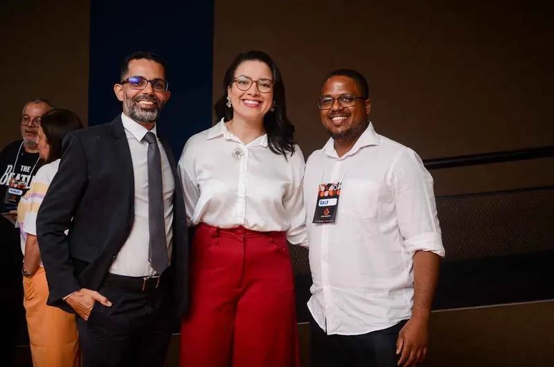 João Batista com participantes em evento
