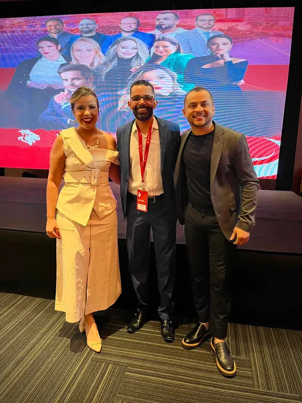 João Batista com outros palestrantes em evento