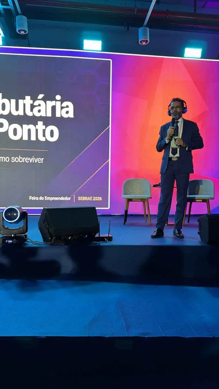 João Batista em palco durante palestra sobre Reforma Tributária
